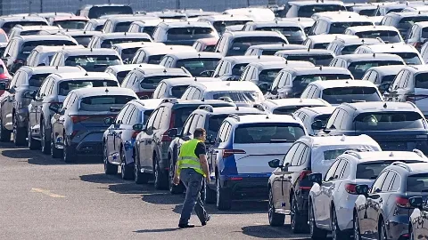 ABD, Avrupa otomobillerine uygulanan gümrük vergisini yüzde 15'e çekti