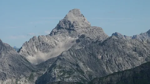 Alplerde 400 bin metreküp kaya kopma riski taşıyor