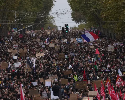 Fransa'da protestolarda yüz binlerce kişi yürüdü.