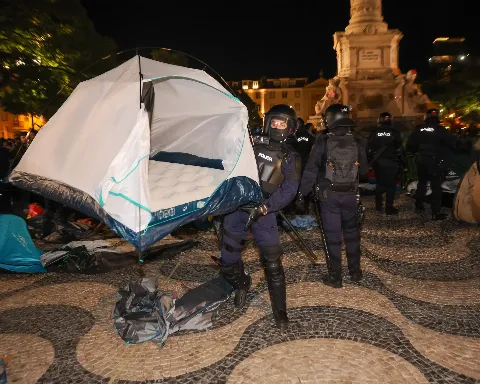 Portekiz polisi, protestolarda "köpek ve cop" kullandı.
