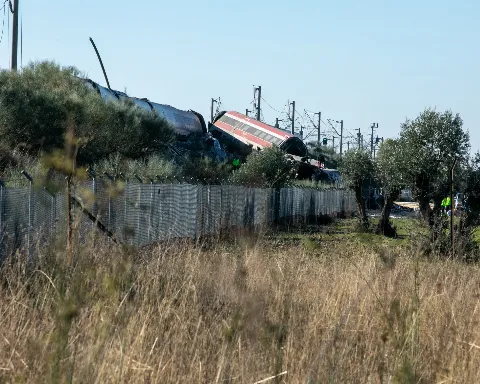 İspanya'da iki yüksek hızlı tren çarpıştı: En az 64 Ölü