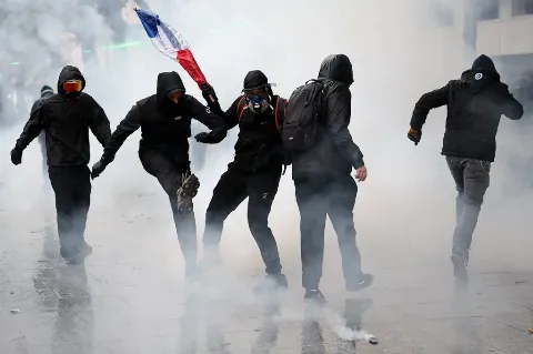 Fransa'da protesto krizi büyüyerek devam ediyor