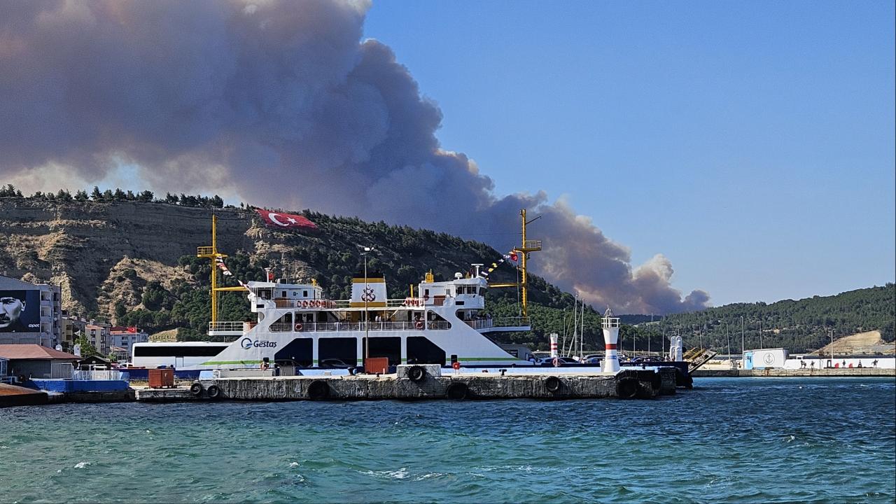 Çanakkale'de yangın evlerin olduğu bölgeye geldi: Yurttaşlar feribotlarla tahliye ediliyor!