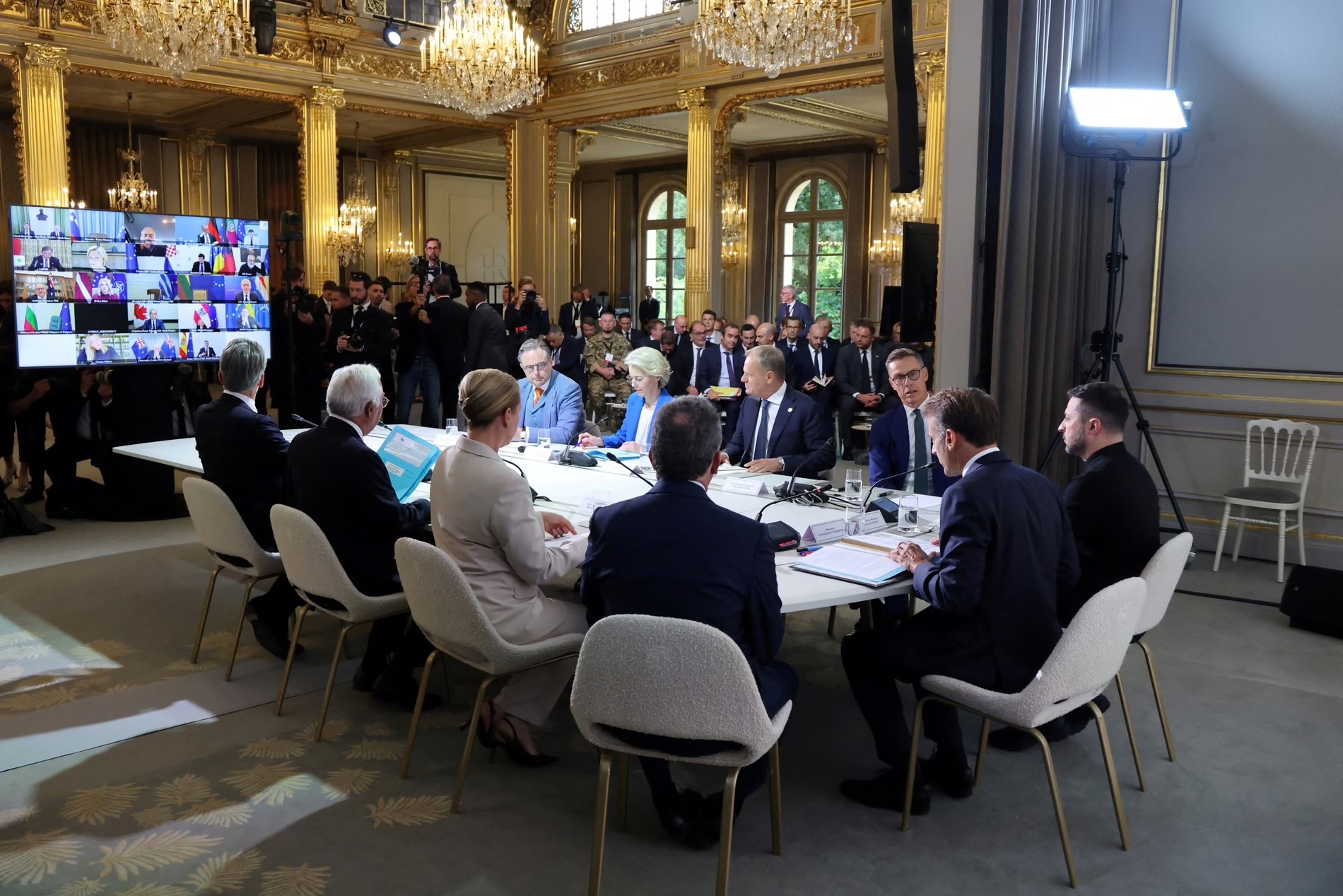 Macron, 26 ülkenin Ukrayna'ya savaş sonrası askeri destek sağlamaya hazır olduğunu söyledi