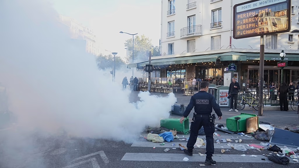 Fransa'da 'Her Şeyi Durdur' protestoları: Yaklaşık 200 kişi gözaltına alındı