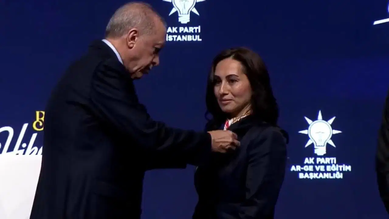 Rozetini Erdoğan taktı