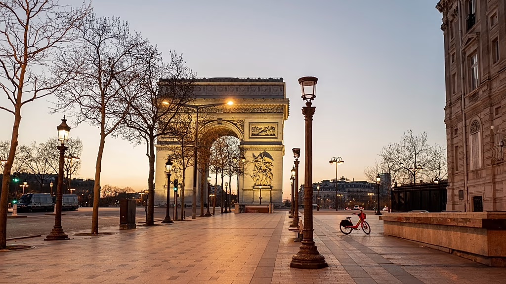 Katar, Paris'in ünlü Champs-Elysees Caddesi'ndeki mülklerin yüzde 20'den fazlasına sahip