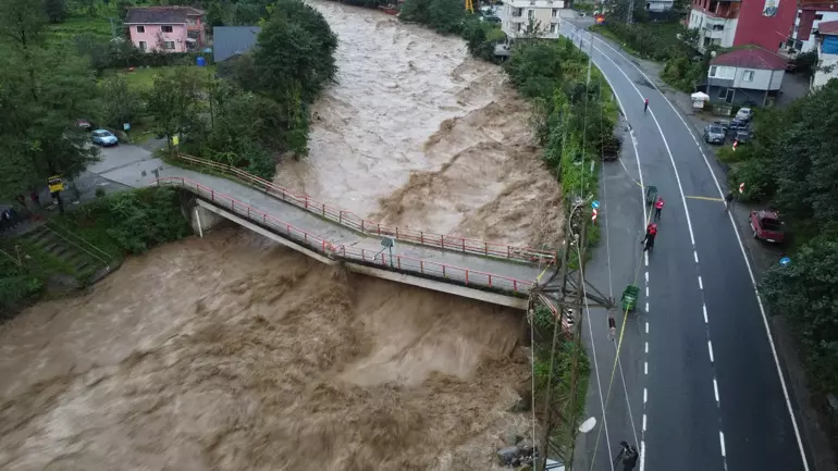 Rize'de yağış, sel ve heyelana neden oldu