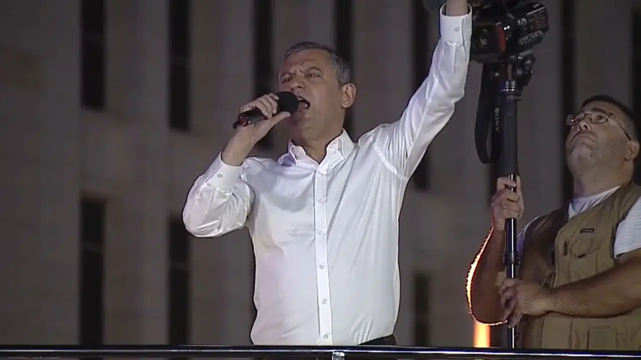 Özgür Özel'den saatli çağrı: 'Birileri Trump'ın randevu kuyruğunda bekleyedursun...'