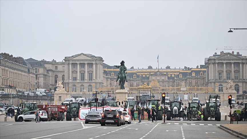Fransız çiftçiler, Versay Sarayı'nın önünde traktörleriyle eylem yaptı