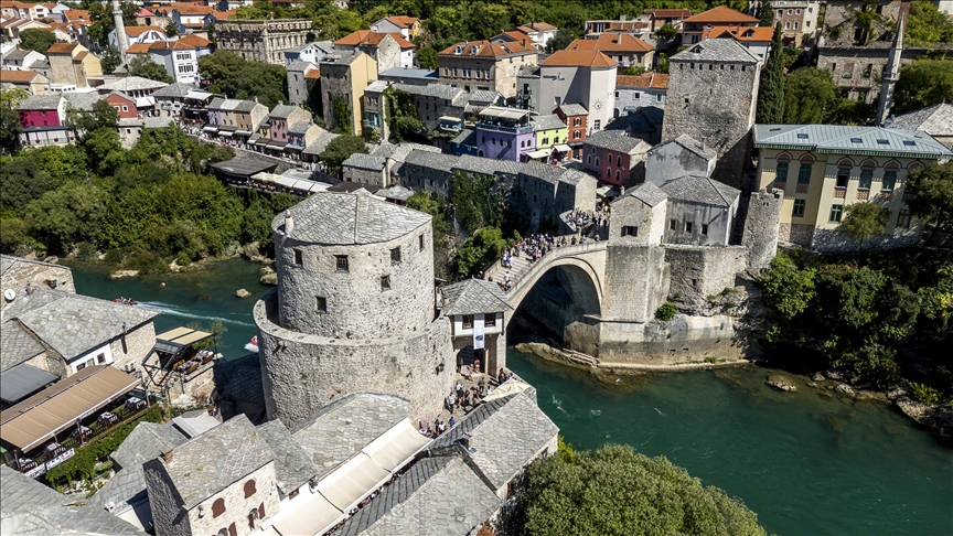 Bosna Hersek'te Osmanlı mirası köprüye ev sahipliği yapan Mostar, her mevsim turistlerin uğrak noktası