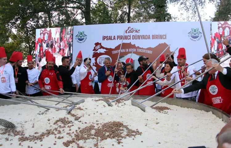Edirne'de Türkiye'nin en büyük tenceresinde 6 ton pilav pişirildi