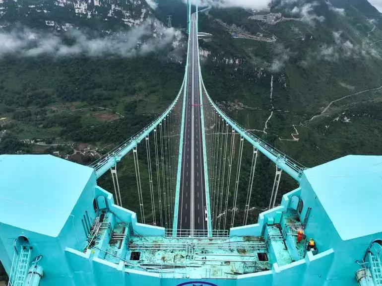 Çin dünyanın en büyük köprüsünü hizmete açtı