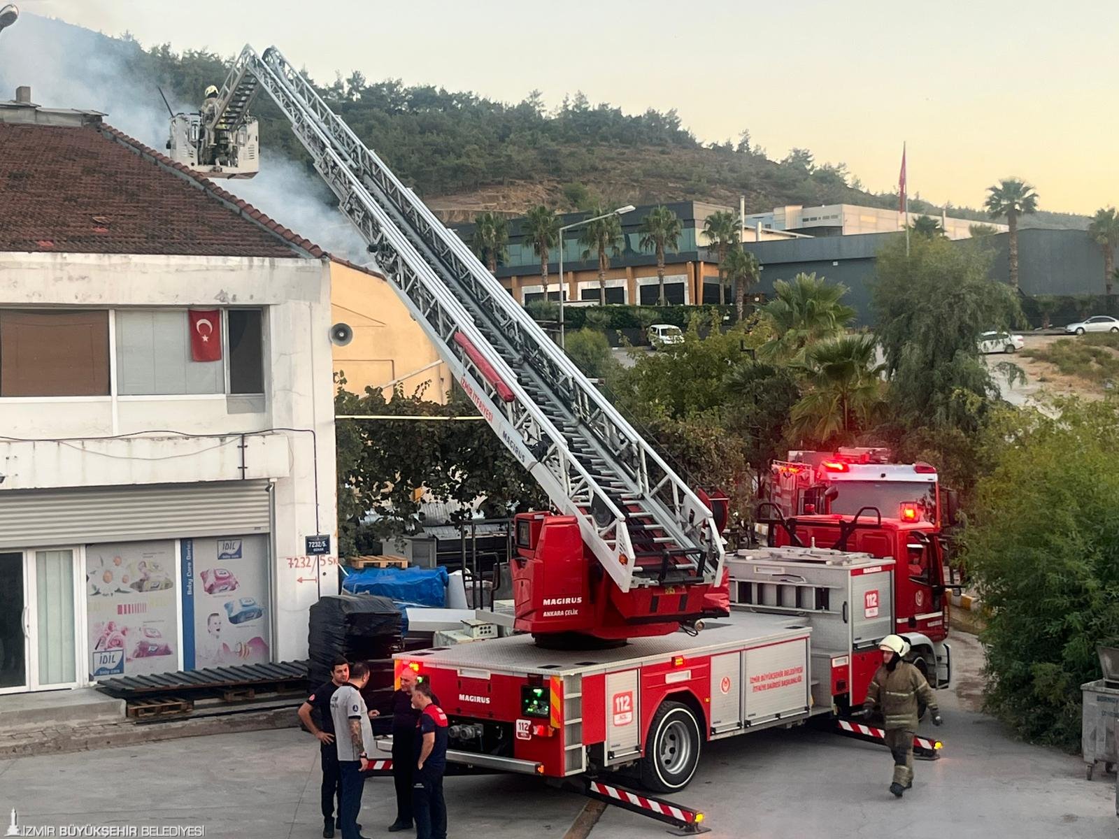 İzmir İtfaiyesi, Bornova’daki iş yeri yangınını kontrol altına aldı