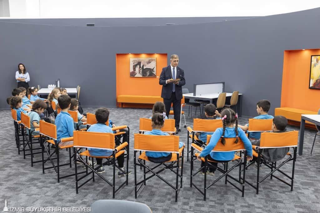 Başkan Tugay kütüphanede çocuklara hikaye okudu