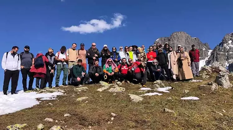 Rizeli doğaseverlerden Kaçkar Dağları eteklerinde zorlu yürüyüş