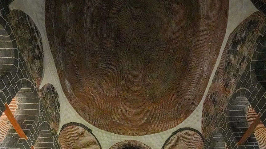 Diyarbakır'daki kilise "parmak izi" görünümlü kubbeyi görmek isteyen 35 bin kişiyi ağırladı