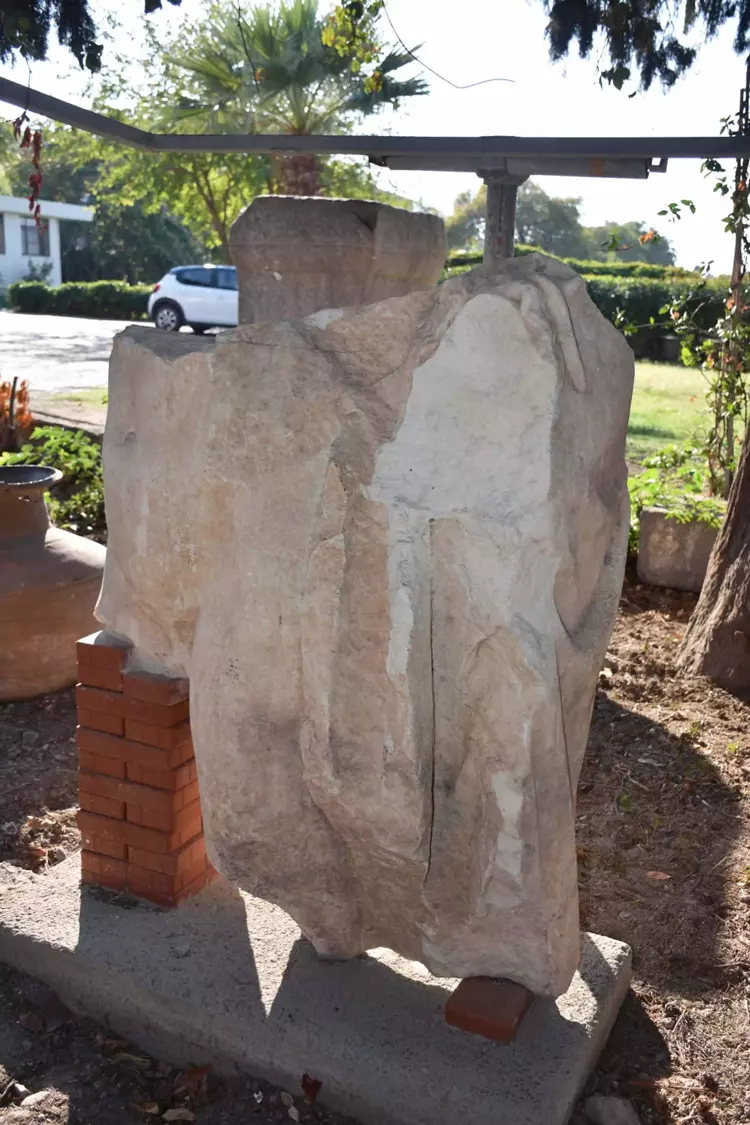 Smyrna Antik Kenti'nde 1800 yıllık heykel gövdesi bulundu; kime ait olduğu araştırılıyor