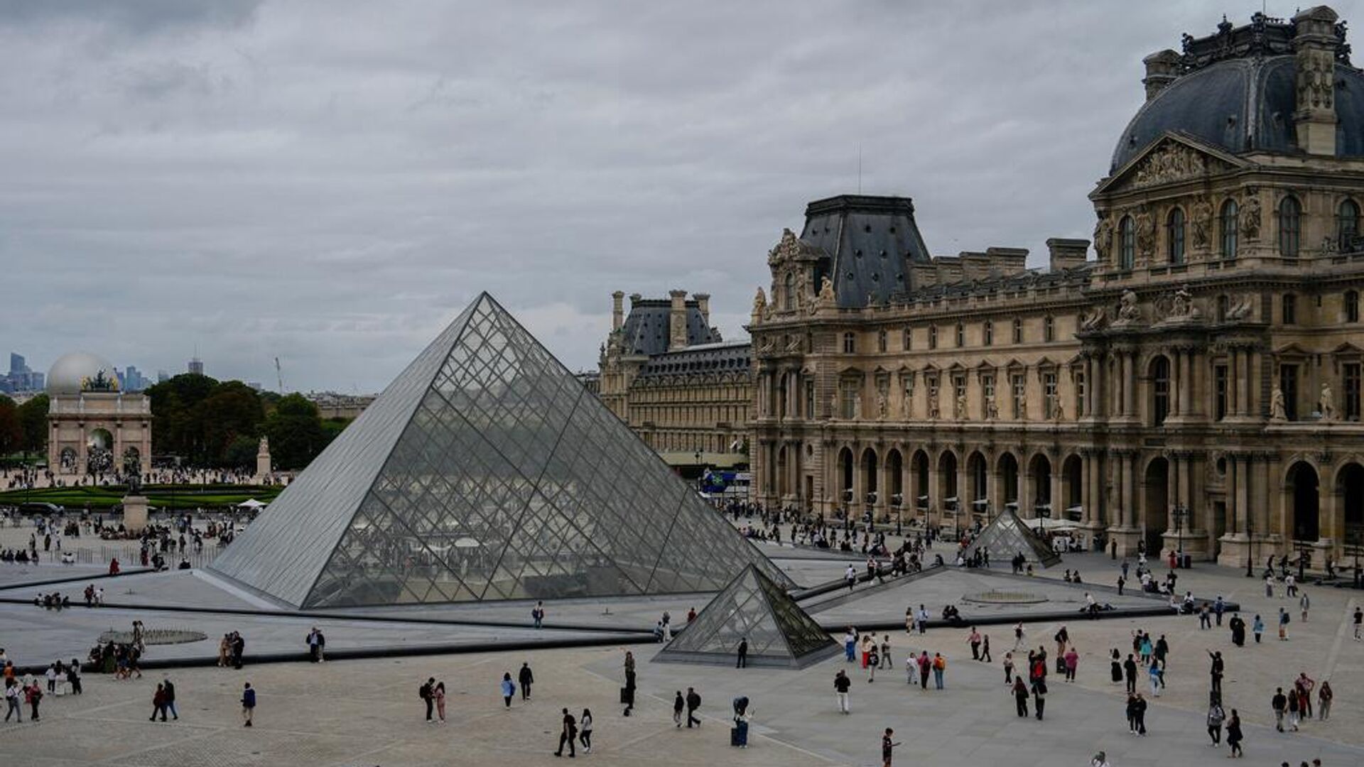 Paris’teki Louvre Müzesi’nde soygun: Napolyon’a ait mücevherler çalındı