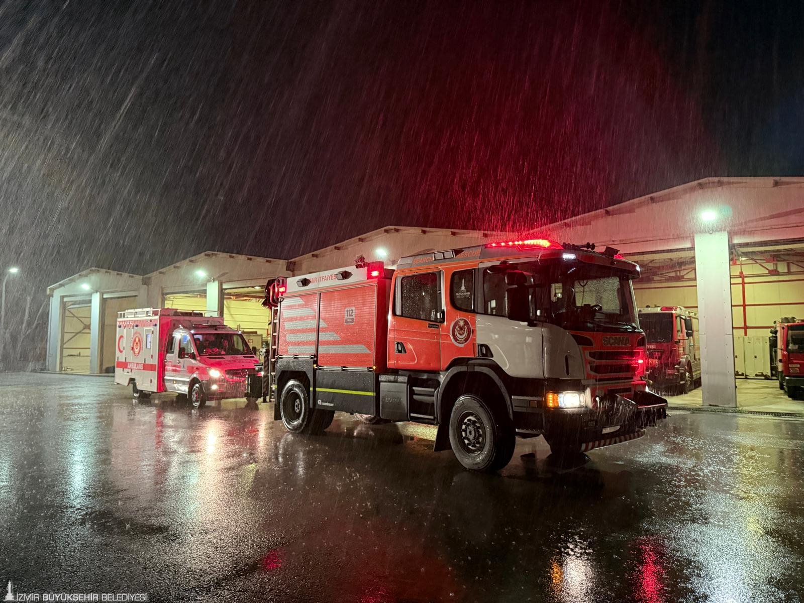 İzmir İtfaiyesi deprem sonrası destek için Sındırgı’da