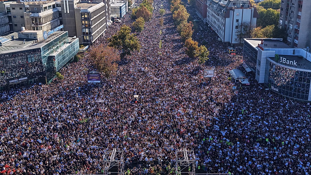 Belgrad’da öğrencilerle Vučić destekçileri çatıştı: 37 gözaltı
