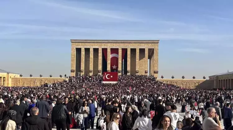 10 Kasım'da Anıtkabir'e ziyaretçi akını