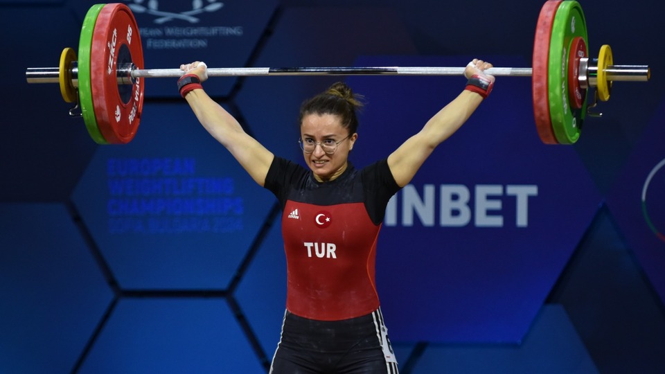 Milli halterci Aysel Özkan'dan Riyad'da 3 altın madalya!