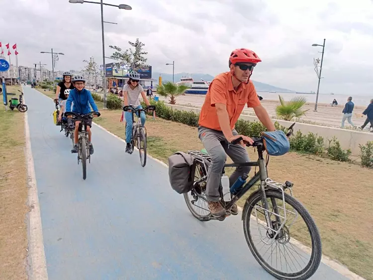 Bisikletle dünya turuna çıkan Fransız aile, İzmir'e ulaştı