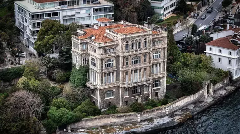 İstanbul Boğazı’nın en ihtişamlı binası satışa çıkarıldı