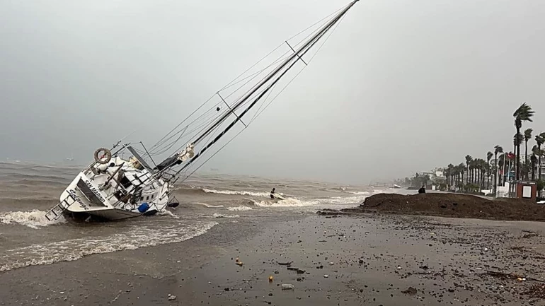 Sağanak vurdu: Caddeler göle döndü evleri su bastı.