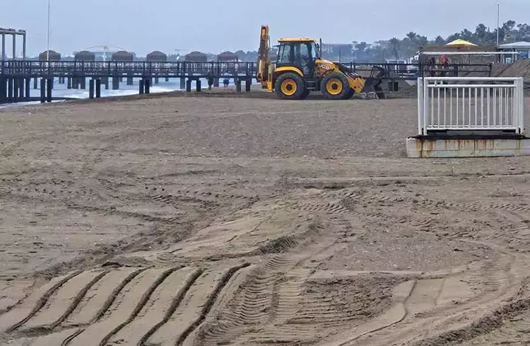 Caretta yuvası kumullar, iş makinesiyle ezildi
