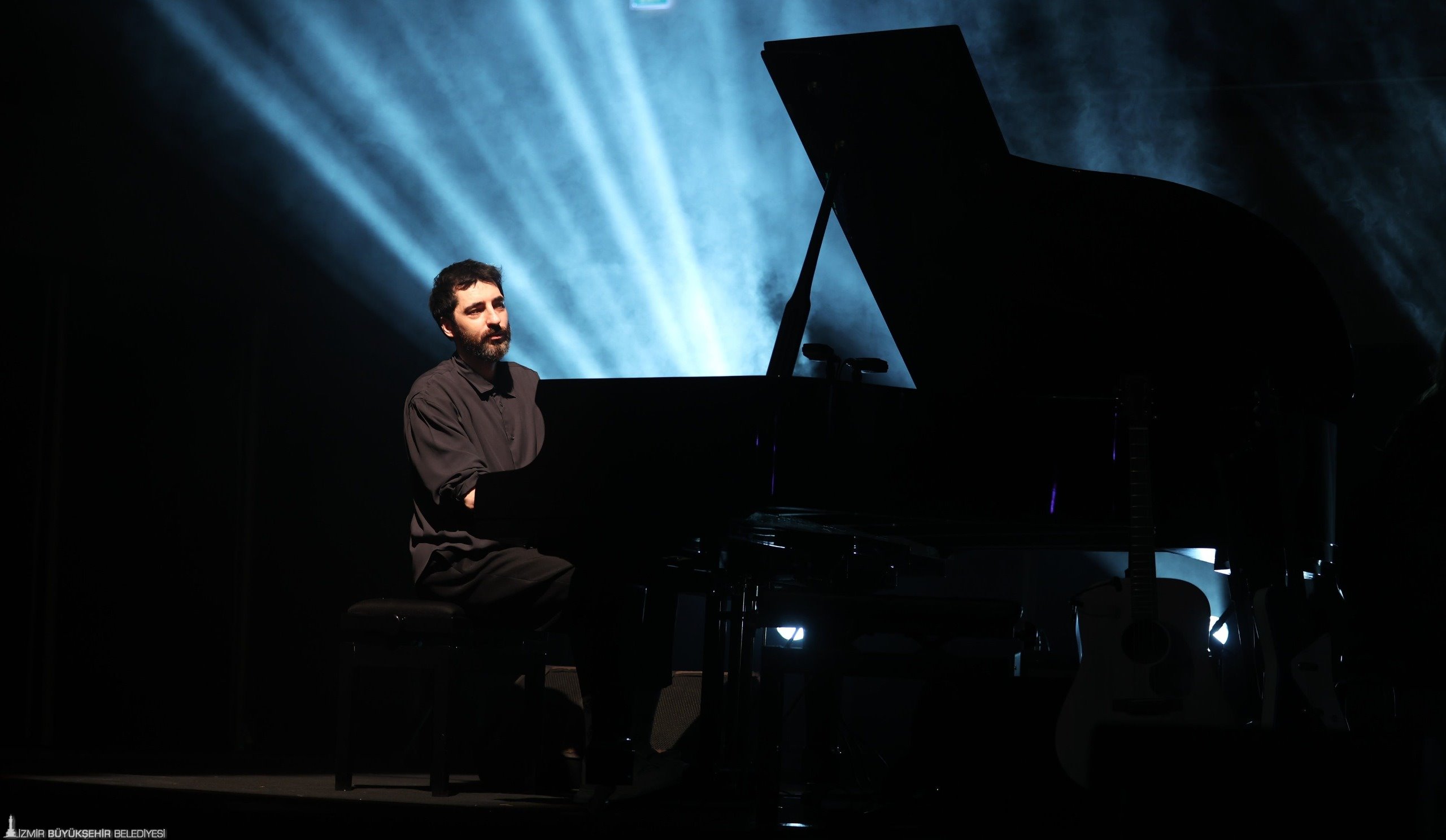 Dünyaca ünlü piyanist İzmir'de ayakta alkışlandı