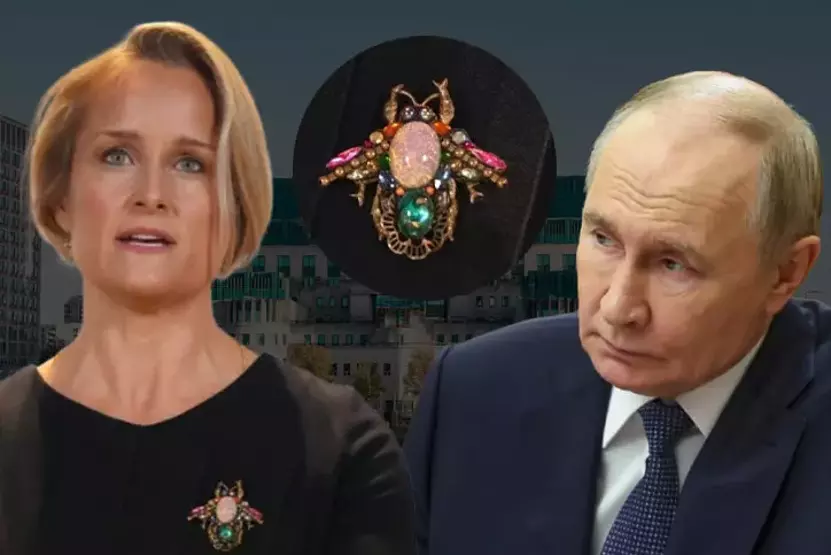 Kadın ‘Bond’un broş şifresi! İstihbarat dünyasında bir anlamı var...