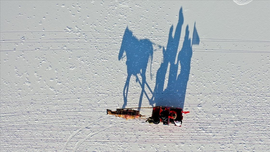 Kısmen donan Çıldır Gölü'nde atlı kızak heyecanı başladı
