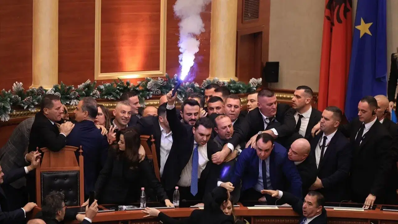 Arnavutluk Parlamentosu karıştı: Meşale yakıldı, plastik şişe fırlatıldı