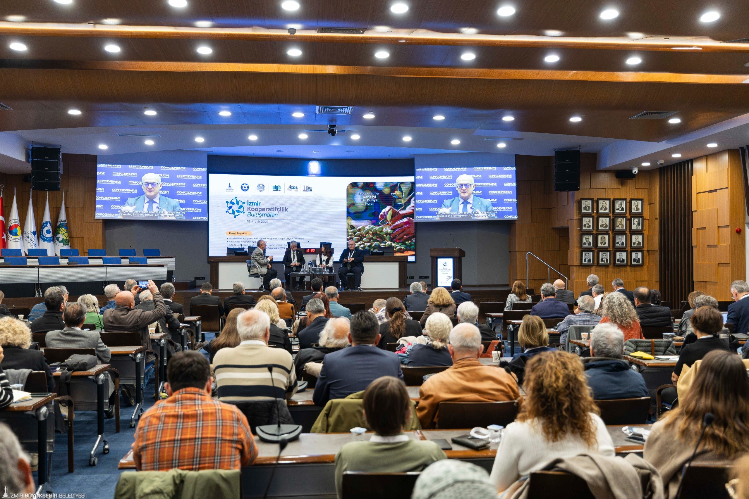 İzmir’de kooperatifçiliğe mercek tutuldu