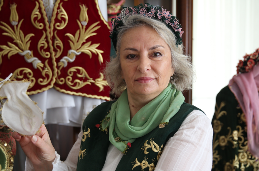 Sim sırma sanatını günümüzde yaşatıyor. Her eserini ilmek ilmek işliyor