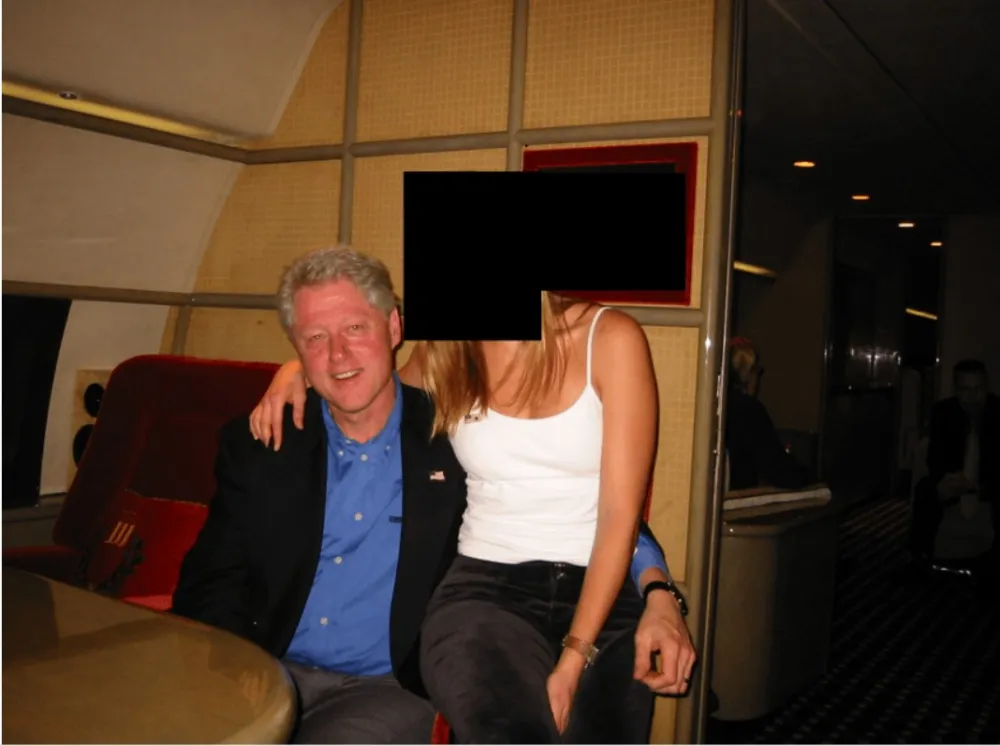 “ABD Adalet Bakanlığı Tarafından Yayımlanan Yeni Jeffrey Epstein Dosyalarında Bill Clinton Görüldü” 