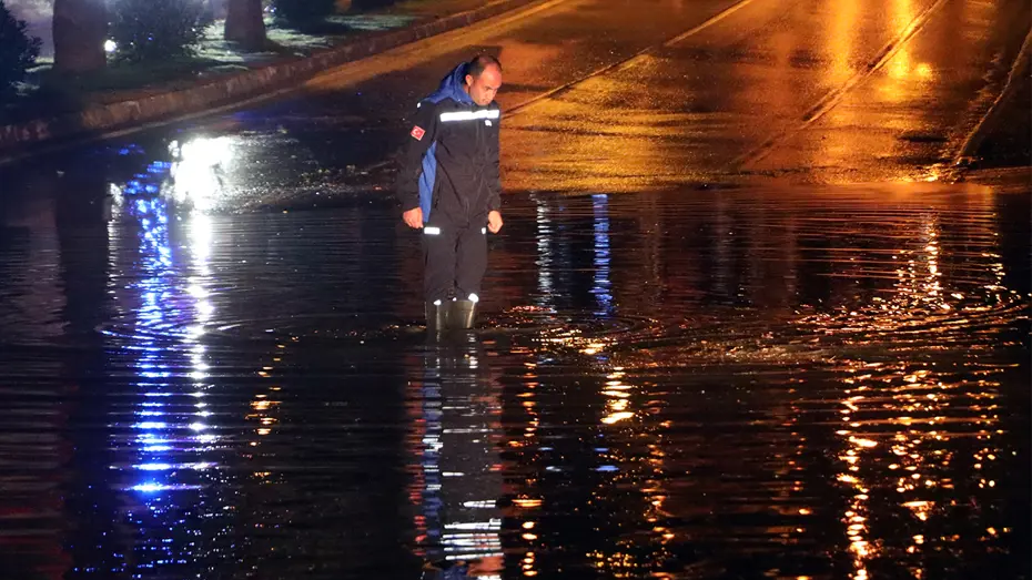 Bodrum'da yollar göle döndü, istinat duvarı çöktü