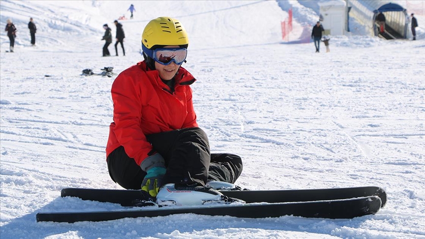 Hakkari'deki Gençlik Kampı'nda yaklaşık 8 bin öğrenci kayakla tanıştı