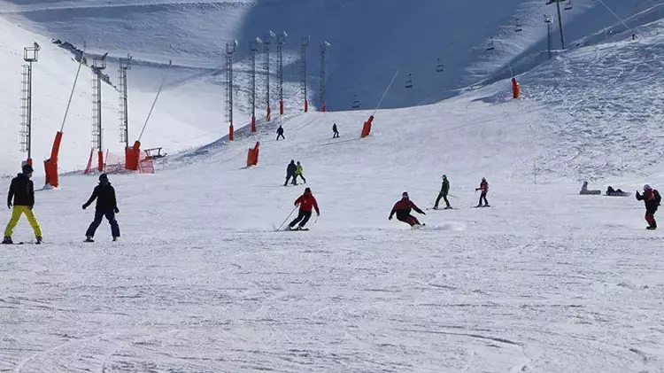 Kar kalınlığı 2 metreyi geçen Palandöken'de kayak keyfi