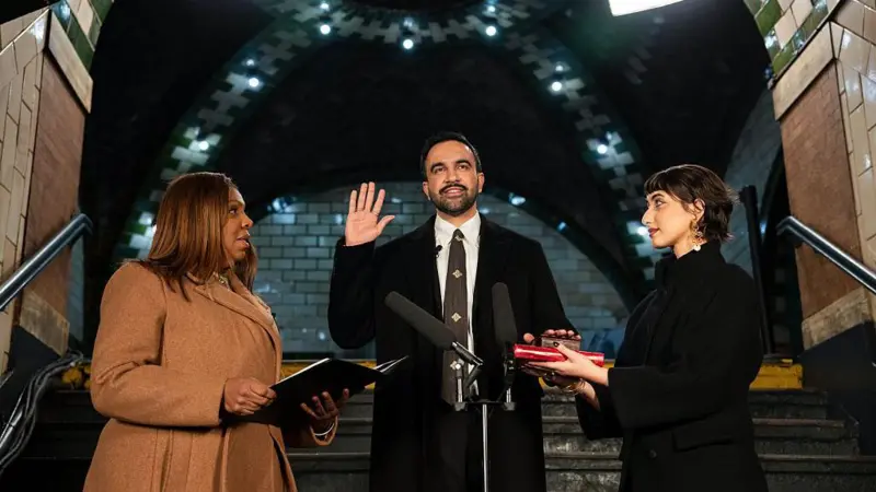 Kuran'a el basarak yemin eden Mamdani, New York belediye başkanlığına başladı