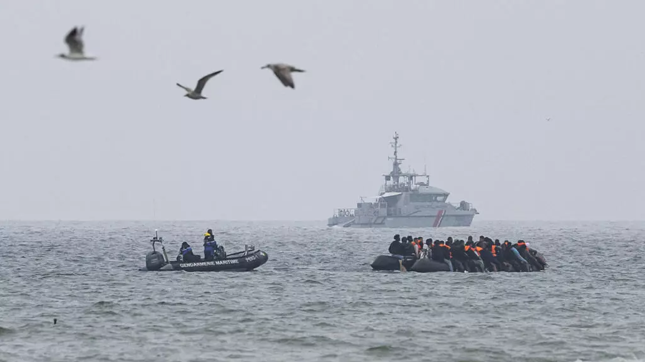 Birleşik Krallık: 2025’te küçük botlarla gelen göçmen sayısı rekor seviyelere yaklaştı