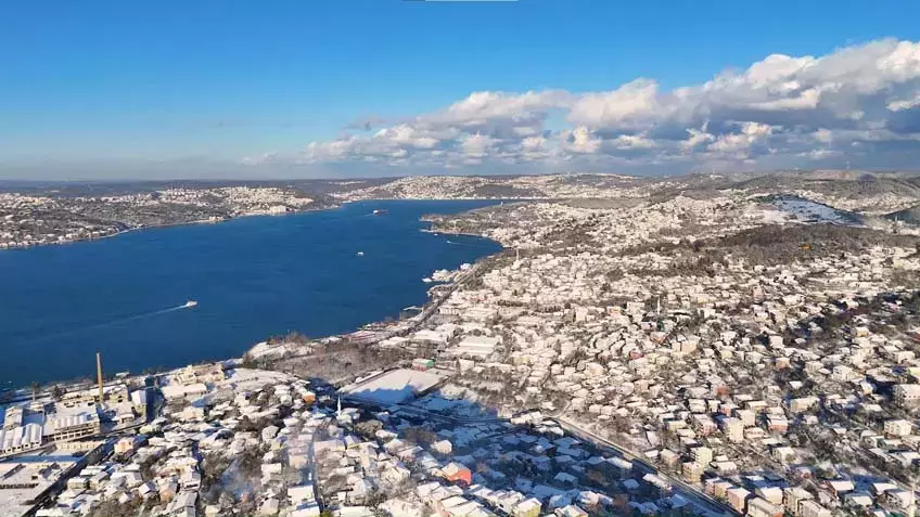 İstanbul'da lapa lapa kar yağıdı! 5 ilçede okullar tatil edildi