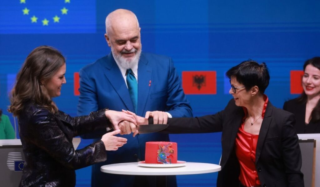 Arnavutluk AB’ye “Hızlı Hat”tan İlerliyor