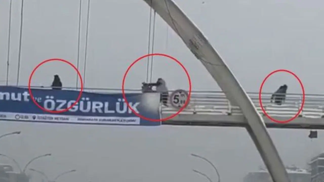 Üst geçitte kar topu atan çocukları yumruklayıp, yerde tekmeledi