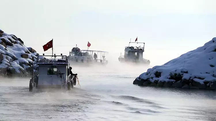 Balıkçılar, Van Gölü’ne buzları kırıp açılıyor