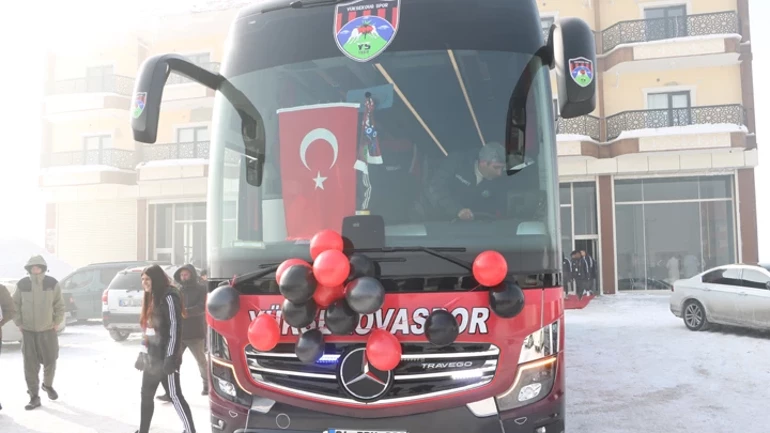 Cumhurbaşkanı Erdoğan, Yüksekovaspor Kadın Futbol Takımı’na otobüs hediye etti