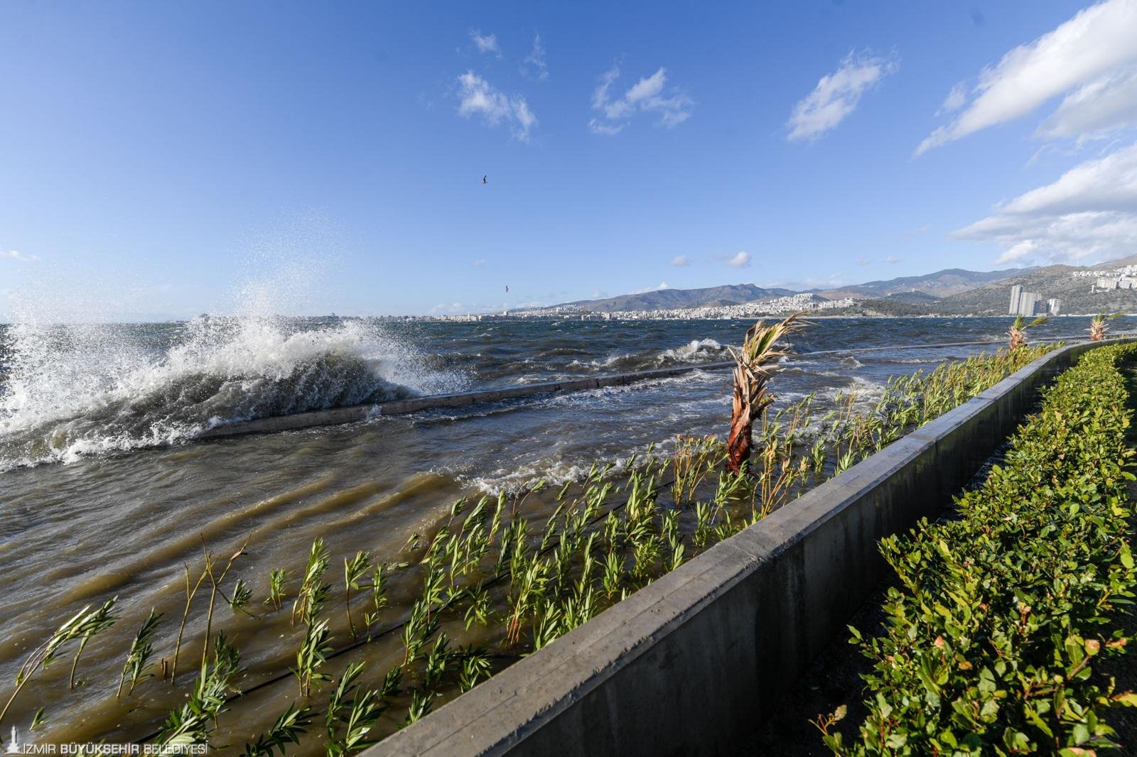İzmir'de Fırtına kent yaşamını durdurdu
