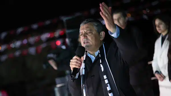 Özgür Özel'den AKP'nin afişlerine tek tek yanıt!